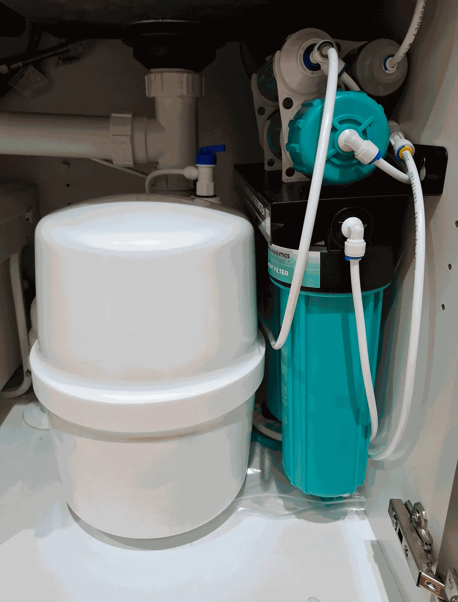Reverse Osmosis under-sink system with water storage tank